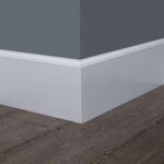 Hoek van een kamer met witte plinten.