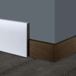 Hoek van een kamer met plinten