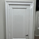 Witte deur met glanzende lijstwerk