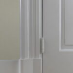 Deur met scharnier en plint in detail