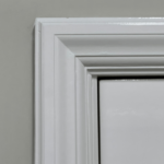 Witte deurkozijn met hoekdetails