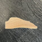 Close-up van stuk hout op donkere achtergrond.