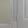Close-up van witte deur met scharnier