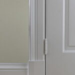 Close-up van witte deur met scharnier