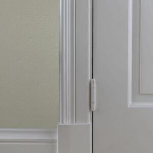 Close-up van witte deur met scharnier