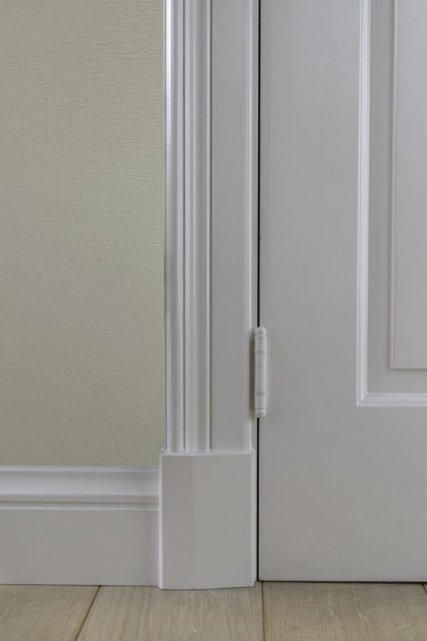 Close-up van witte deur met scharnier
