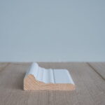 Houten plintprofiel op houten vloer