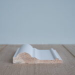 Profiel van houten sierlijst op houten vloer.