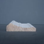 Houten plankprofiel tegen grijze achtergrond