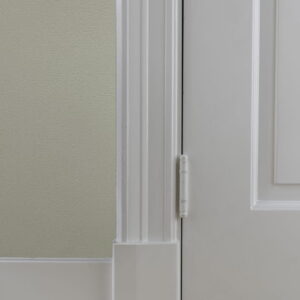 Witte deur met scharnier op houten vloer