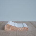 Houten plintprofiel op houten vloer