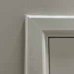 Grijze muur met wit deurkozijn hoek