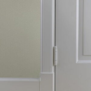 Witte deur met scharnier en lichte wand