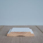 Houten plint op houten vloer met blauwe achtergrond