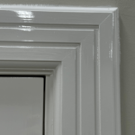 Gedetailleerde witte deurpost met glansafwerking.