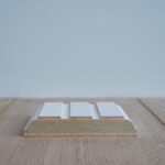 Houten lijstprofiel op houten vloer