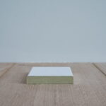 Gipsplaat op houten vloer in lege kamer.