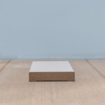 Houten plank op houten vloer.