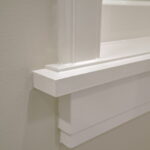 Witte vensterbank met strakke hoeken op beige muur.