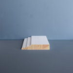 Houten plint tegen blauwe muur.