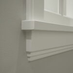 Detailfoto van witte muur en lijstwerkhoek