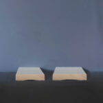 Twee houten blokken op donkere achtergrond