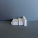 Witte plint tegen een grijze achtergrond.