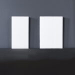 Twee lege witte canvassen op donkere achtergrond.