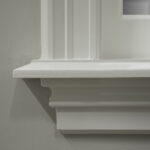 Witgeschilderde architectonische lijst met details.