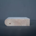 Dwarsdoorsnede van een houten balk met jaarringen.