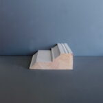 Houten plintprofiel op donkere achtergrond