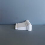 Grijze muur met wit 3D-geprint model.