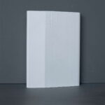 Witte hoekprofiel op grijze achtergrond.