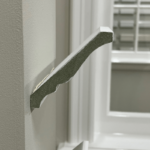 Afgebroken stuk wanddecoratie in huis