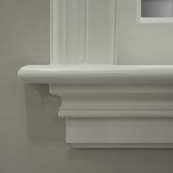 Gedetailleerde witte vensterbank met sierlijsten