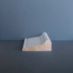 Houten profieldoekmal tegen blauwe achtergrond