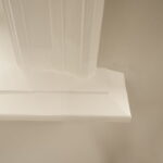 Wit schilderwerk op interieurhoek van vensterbank