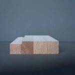 Dik houten blok op een grijze achtergrond.