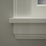Witte muur met lijstwerk detail.