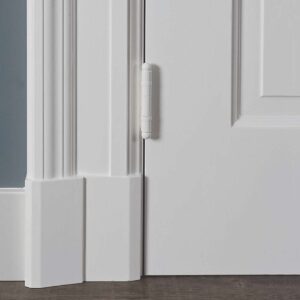 Witte deur met scharnier in deurkozijn