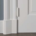 Witte deur met scharnier op houten vloer