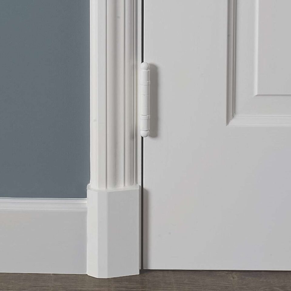 Witte deur met scharnier en blauwe muur