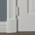 Witte deur met scharnier op houten vloer