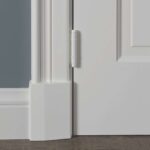 Deur en scharnier op een witte muur