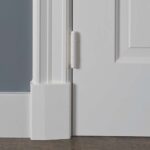 Witte deur met scharnier op houten vloer