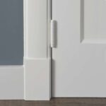 Deurlijst met scharnier op donkere vloer