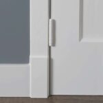 Witte deur met scharnier en muur.