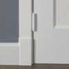 Witte deur met scharnierdetail