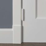Witte deur met scharnierdetail