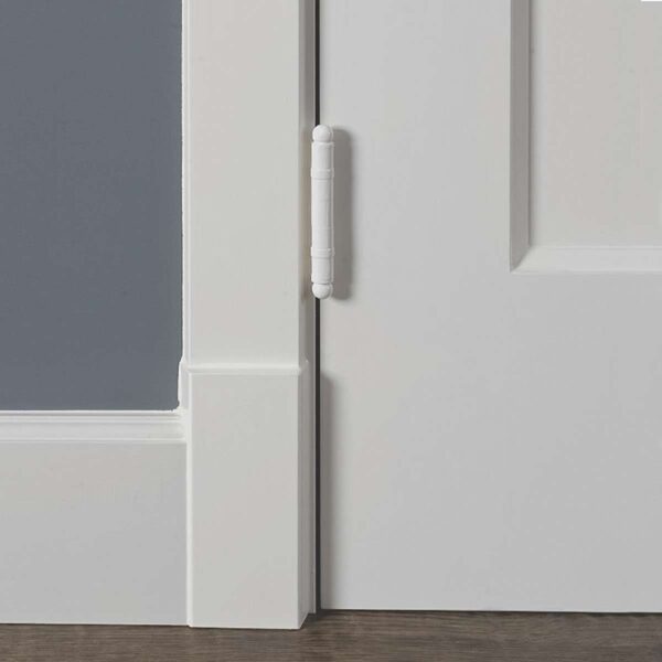 Witte deur met scharnierdetail